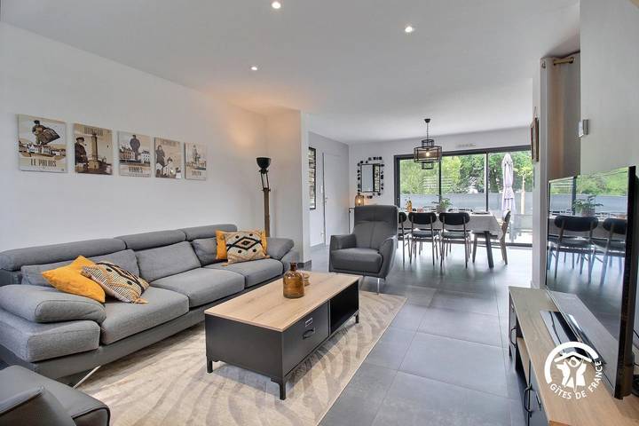 Gîte pour 8 personnes, avec jacuzzi ainsi que terrasse et jardin à Le Tour-du-Parc - 3