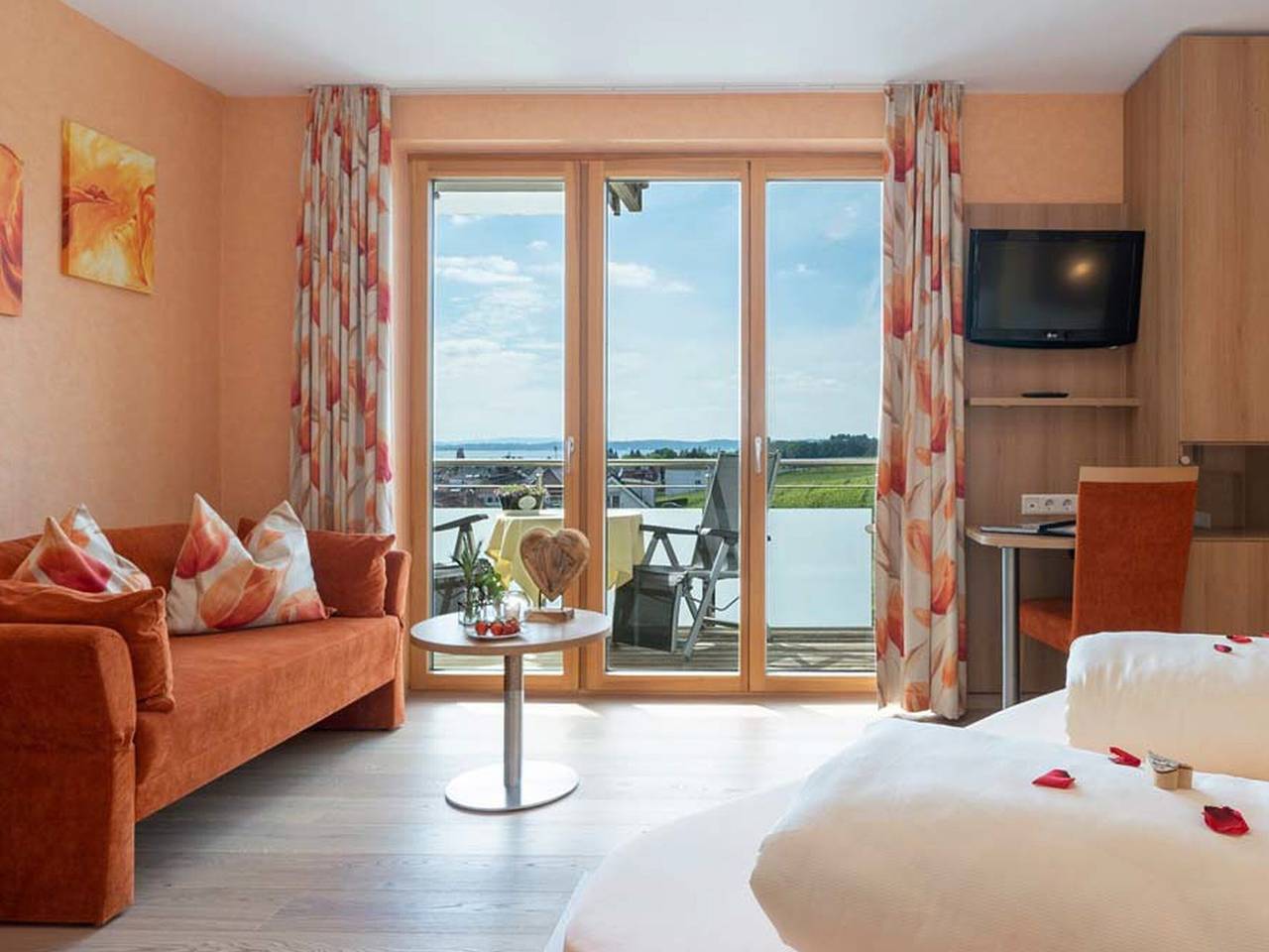 Hotel Mohren Hagnau am Bodensee - Komfortzimmer mit seitlichem Seeblick in Hagnau am Bodensee, Region Bodensee-Oberschwaben