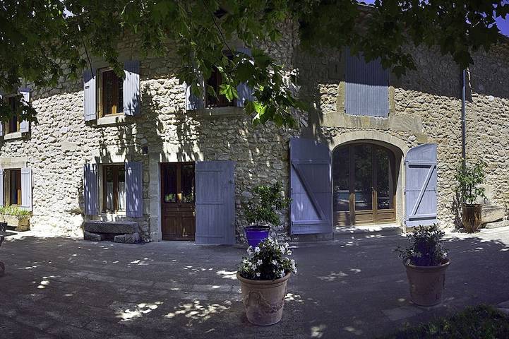 Gîte pour 4 personnes, avec Terrasse ainsi que Jardin et Piscine