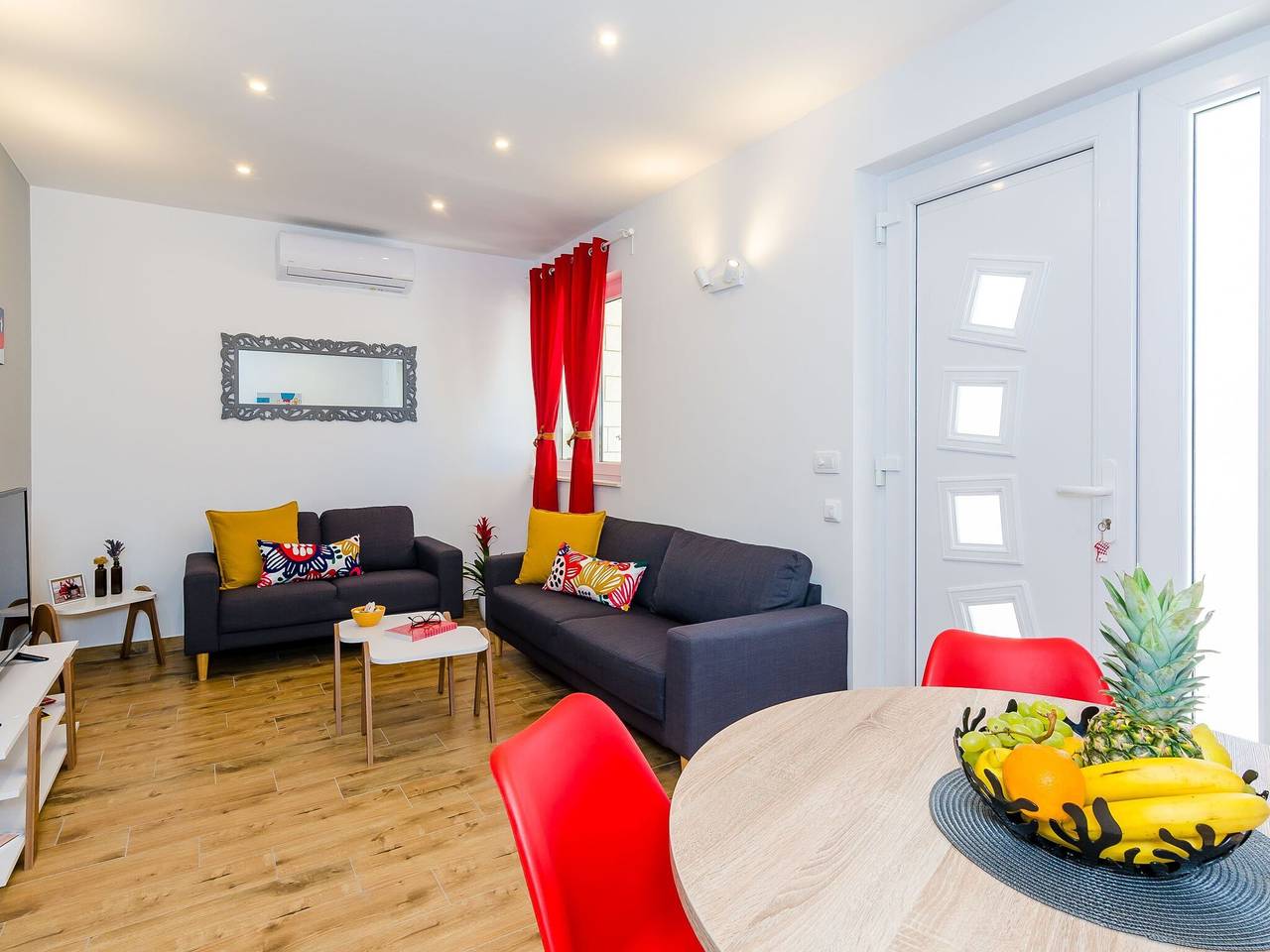 Ganze Wohnung, Apartment Moon River - Two-Bedroom Apartment with Terrace in Mokosica, Dubrovnik-Neretva