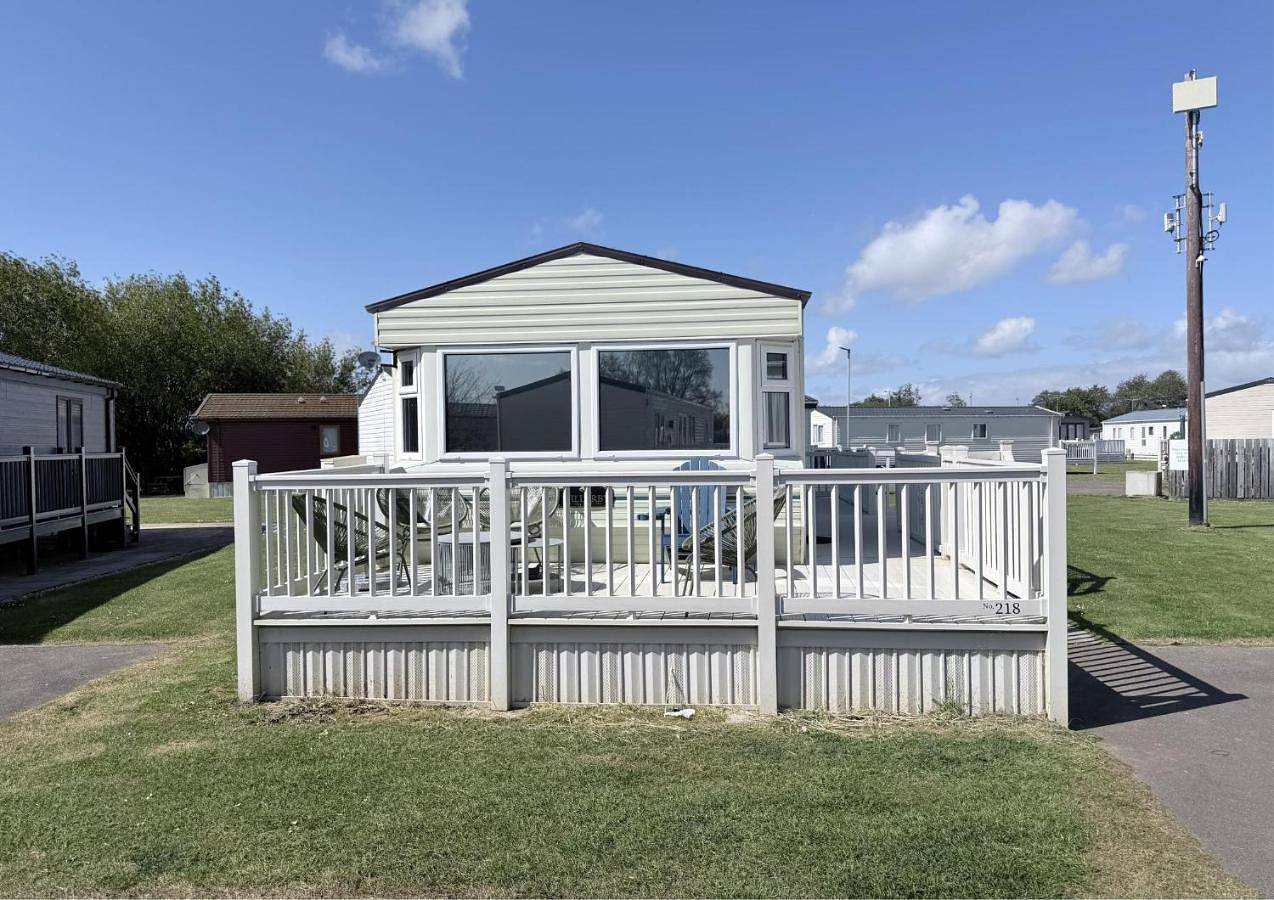 Lovely Caravan For Hire With Large Decking Area In Hunstanton Ref 23218K in Hunstanton, Norfolk Coast
