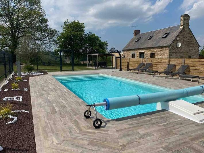 Location de vacances pour 9 personnes, avec sauna et piscine ainsi que jacuzzi et jardin, adapté aux familles à Isigny-le-Buat - 2