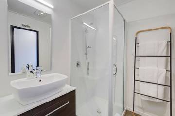 Villa for 4 Guests in Queenstown, Otago, Picture 2