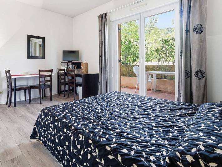 Ganze Wohnung, Gemütliches Studio mit Terrasse und Parkplatz – Haustierfreier Rückzugsort in Grasse, Mittelmeerküste (Frankreich)