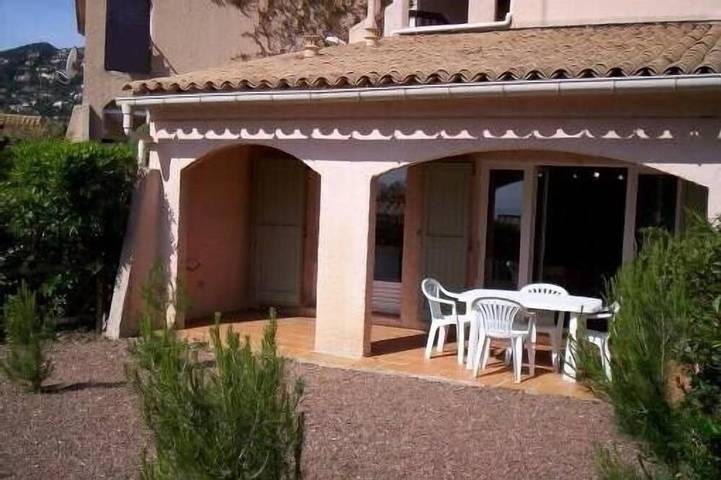 Appartement de vacances pour 4 personnes, avec jardin et piscine, animaux acceptés
