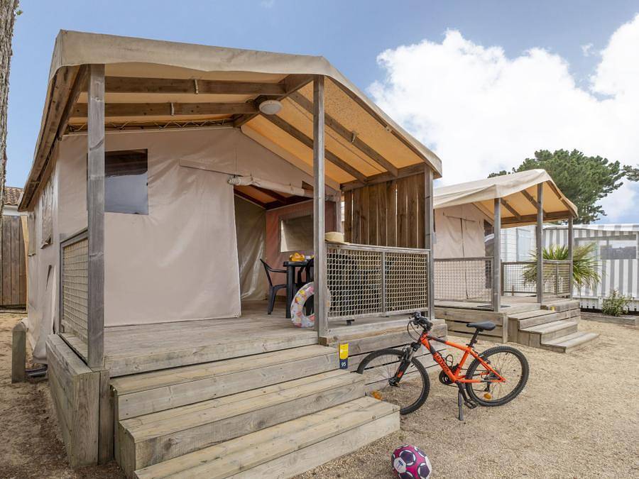 Camping La Parée du Both - Tente en toile et en bois 5 personnes - Sahari Lodge 2chambres - sans sanitaires - 19m² 2/5 pers in Saint-Hilaire-de-Riez, Vendée