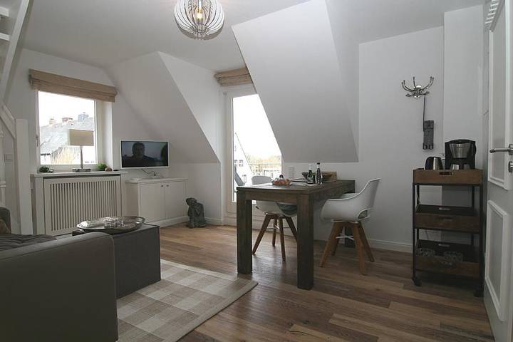 Ganze Wohnung, Diese gerade neu renovierte 2-Raum-Wohnung ist ein weiteres Highlight mitten im Ort. Ihr Urlaub fängt schon beim Eintreten an. Mit großem Balkon zum Entspannen, bleibt kein Wunsch offen. in Nordfriesische Inseln (Schleswig-Holstein) (Schleswig-Holstein), Hörnum