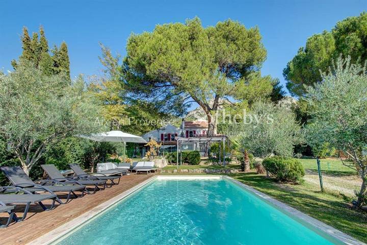 Location de vacances pour 8 personnes, avec piscine ainsi que jardin et vue à Vauvenargues