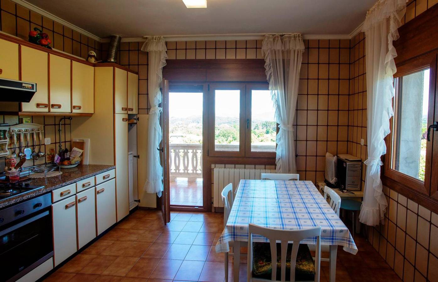 Villa 'Con Piscina En Pantòn Ribeira' con vistas a la montaña, piscina privada y Wi-Fi in Pantón, Provincia de Lugo