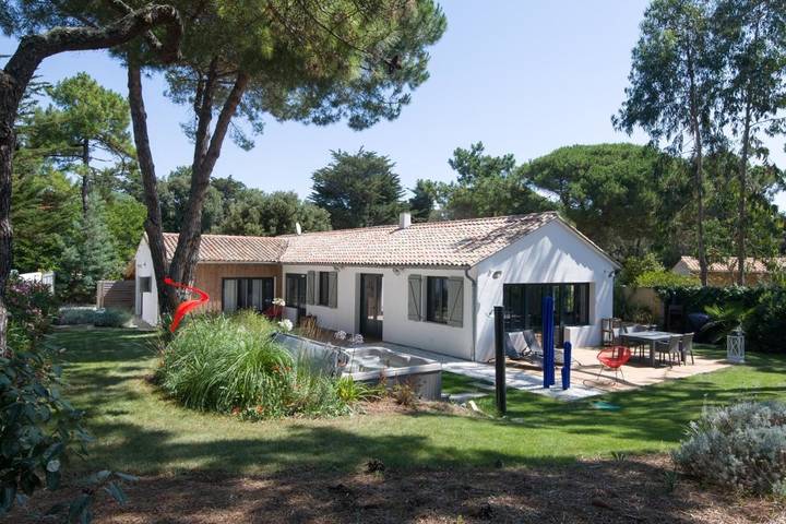 Location de vacances pour 8 personnes, avec terrasse et jardin dans Plage des Grenettes