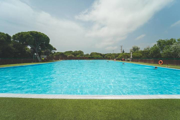 Apartamento para 4 personas, con piscina además de piscina para niños y jardín en Gavá