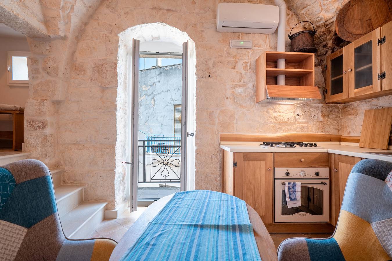 Casa vacanze 'Rocco 19' con balcone, Wi-Fi e aria condizionata in Ceglie Messapica, Salento