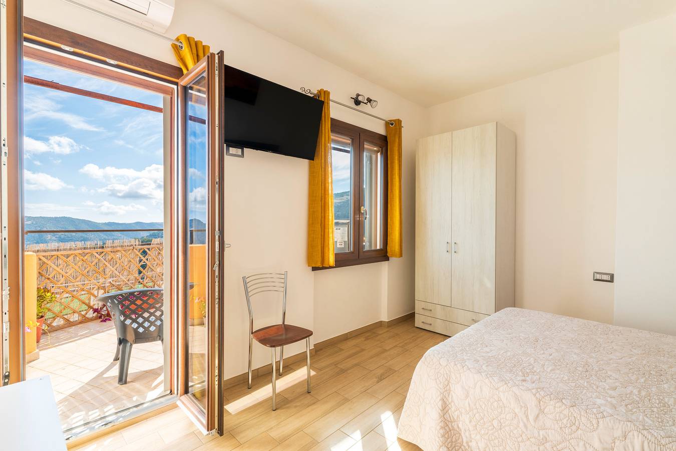 Chambre double avec salle de bain privée et terrasse panoramique in Jerzu, Barbagia