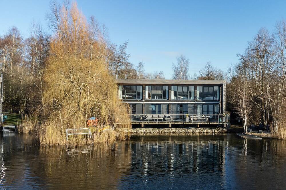 Stunning Lake House in the 5 star Lakes By Yoo Resort in Heart of The Cotswolds in Gloucestershire