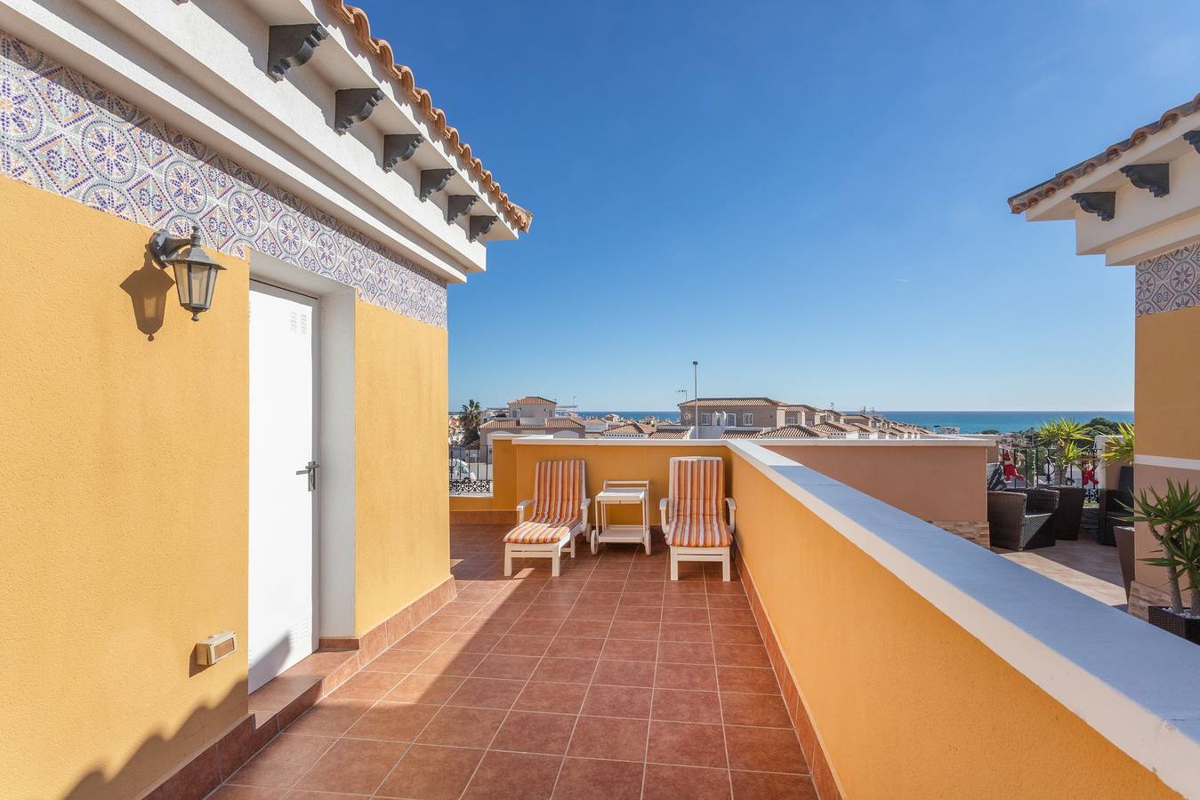 Casa de vacaciones "Sophia" con vistas al mar, piscina, Wi-Fi, aire acondicionado, terraza y jardín in Las Calas, Torrevieja