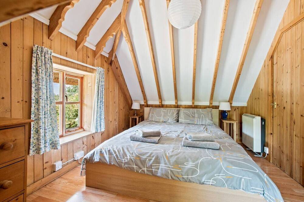 Charming thatched countryside hideaway with beams and garden access in Fordingbridge, Hampshire