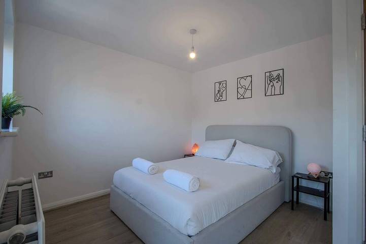 Modern 2-Bed House In Swinton - Private Parking in Greater Manchester