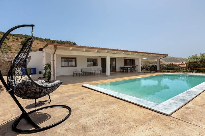 Rustico per 6 persone, con Balcone e Giardino in 