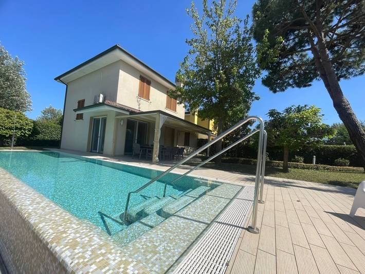 Villa für 8 Personen, mit Balkon/Terrasse und Garten