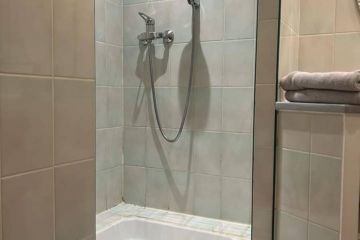 Gîte pour 3 personnes, avec terrasse et jacuzzi à Cliousclat - 4