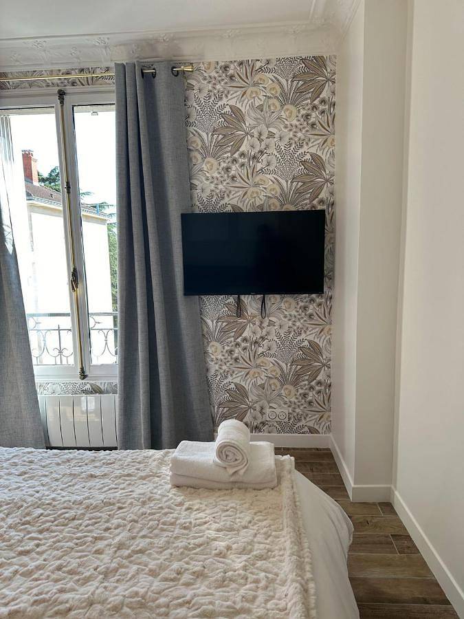 Appartement entier, One-Bedroom Apartment in Enghien-les-Bains, Val-d'Oise