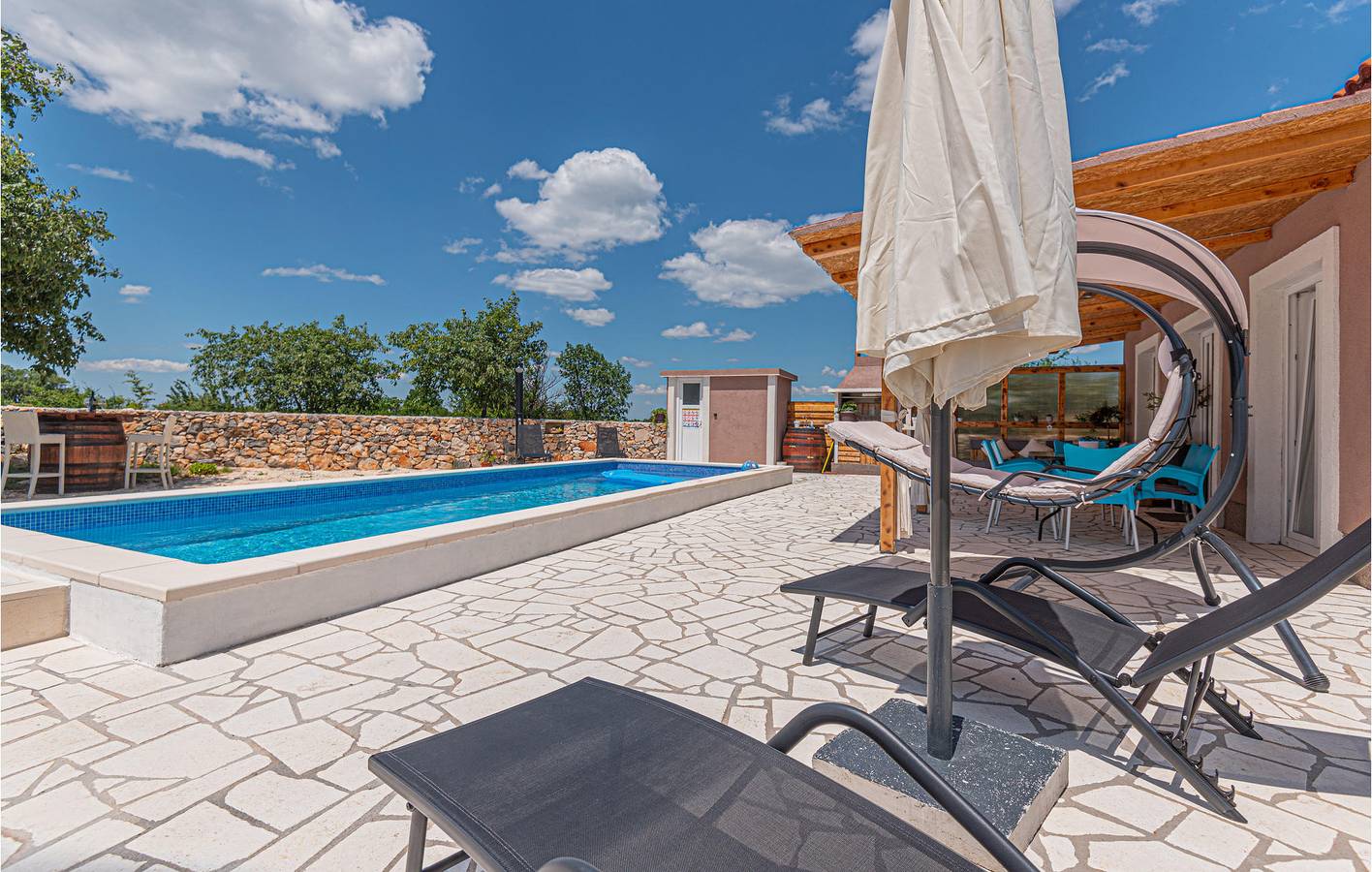 Gezellig appartement van 140 m² met zwembad, terras en wifi vlak bij de rivier Čikola in Dalmatian Zagora