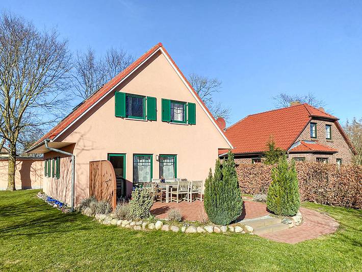 Ferienhaus für 5 Personen, mit Terrasse und Garten in Neuenkirchen (Rügen)