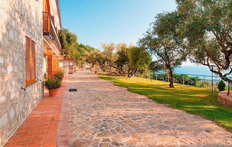 Appartamento intero, Appartamento Vista Mare con Wifi, AC, Parcheggio, Giardino e Cucina in Ascea, Cilento Coast