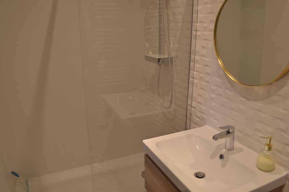 Entire apartment, Le Bompard*** 50 m² Art Deco villa with garden in Rodez, Massif Central