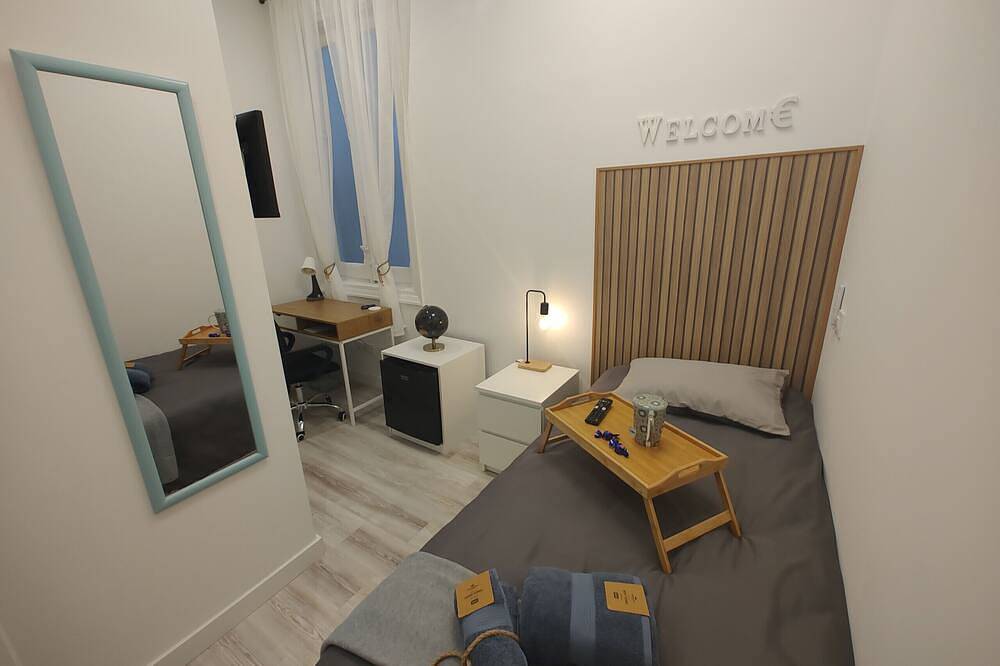 Singapore: room with comfort and shared areas Gran Via-Madrid in Centro (Madrid), Madrid