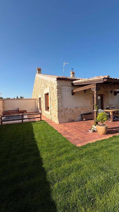 Casa rural para 7 personas, con Terraza y Jardín además de Piscina y Vistas en Ituero y Lama