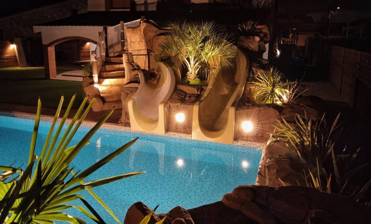 „Casa Reina“ – Villa mit großer Themen-Poollandschaft und Wasserrutschen in Castellnou de Bages, Pla de Bages DO