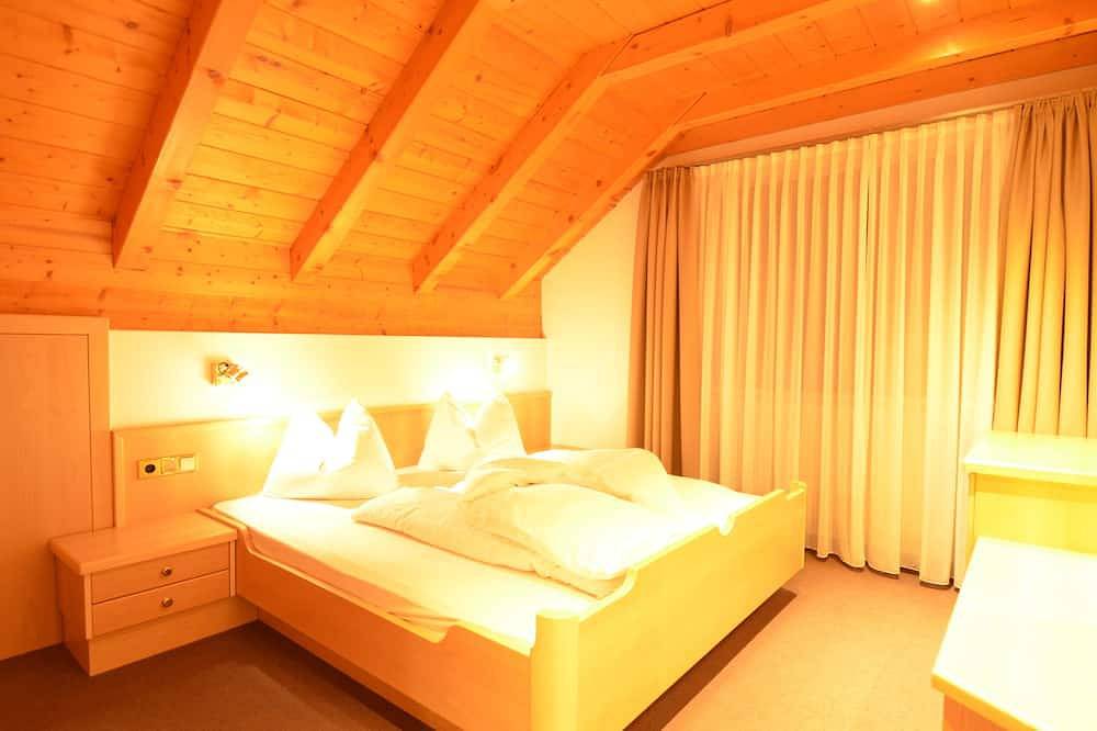 Geheel appartement, Comfortable attic room with panoramic view & balcony - free Wi-Fi  in Ortisei, Dolomiti Superski