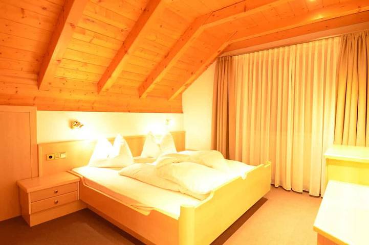 Appartamento intero, Mansarda confortevole con vista panoramica & balcone   Wi-Fi gratuito in Ortisei, Dolomiti Superski