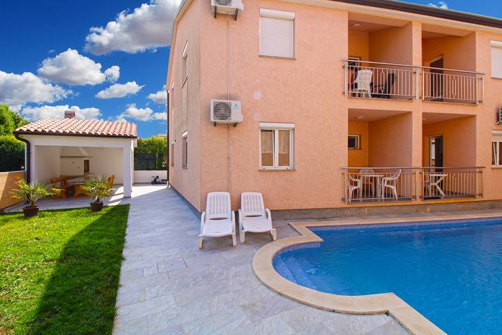Gîte pour 5 personnes, avec piscine et terrasse à Peroj - 4