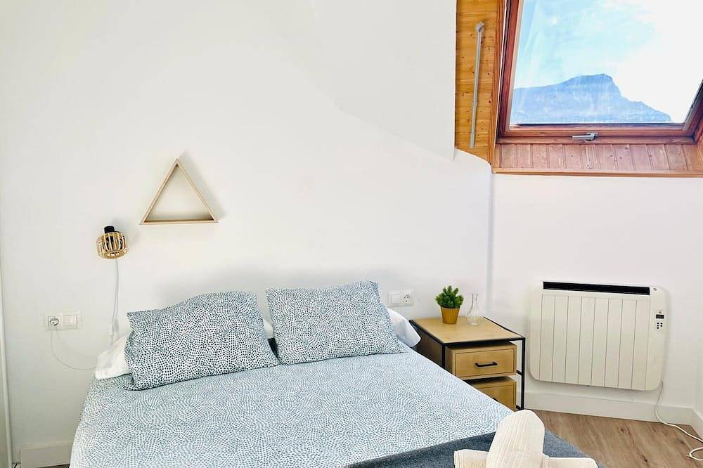 Entire apartment, Cozy 1-Br Apt with Pool, Near Downtown, Parking Included, Sleeps 4 in Jaca, Spanish Pyrenees