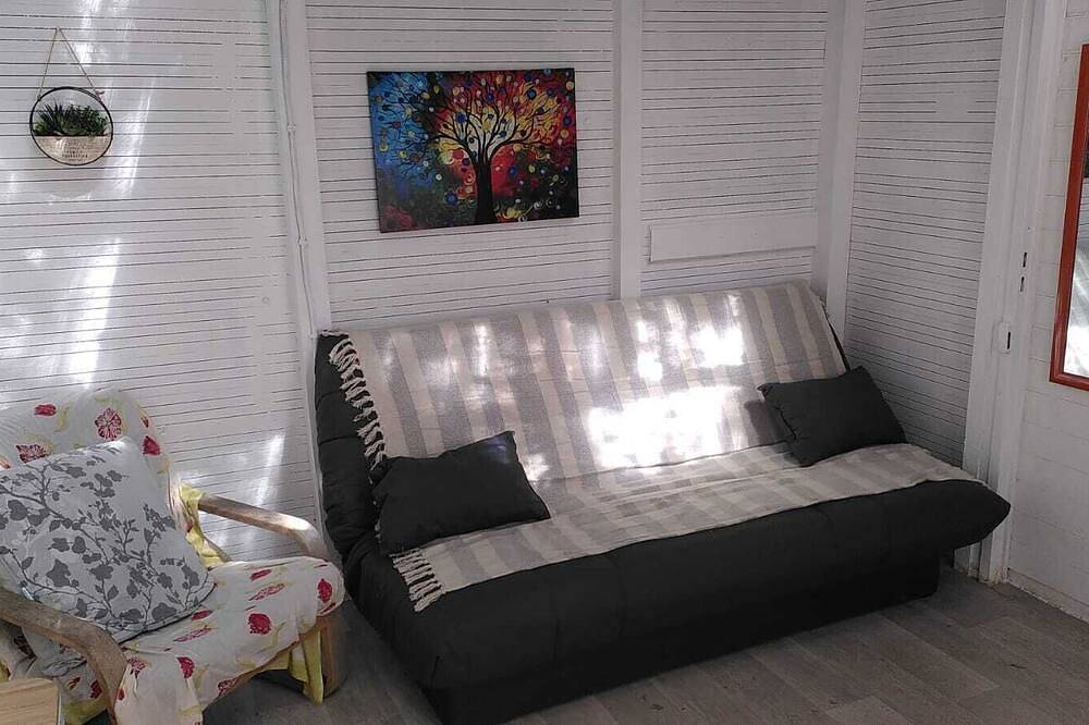 Chalet et caravanes dans un espace boisé privatif de 1 000 m² in Lecques, Région de Nîmes