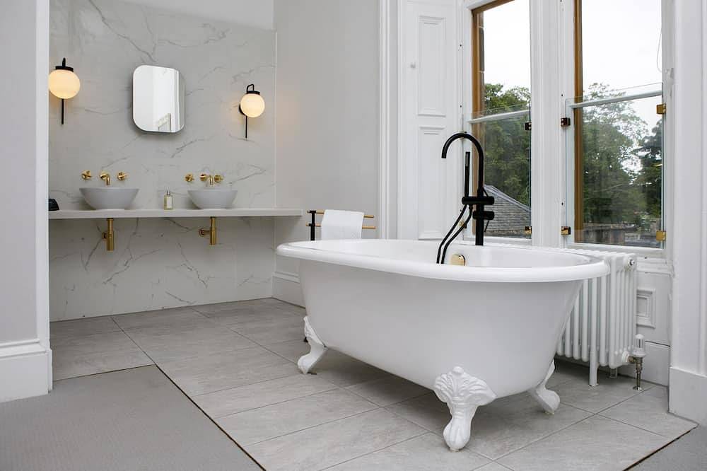 A lews castle that sleeps 2 guests in 1 bedroom in Lewis and Harris, Äußere Hebriden