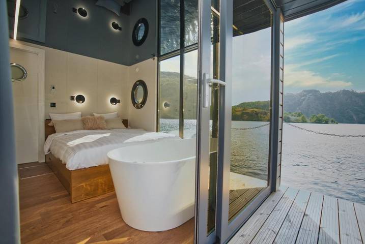 Bateau pour 2 personnes, avec jacuzzi ainsi que terrasse et sauna dans Saint-Étienne - 2