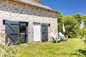 Gîte pour 2 personnes, avec vue ainsi que terrasse et jardin dans Sériers