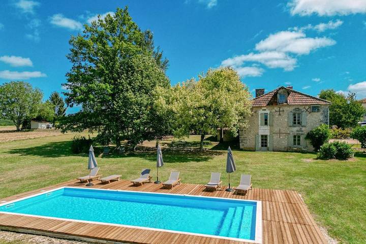 Location de vacances pour 12 personnes, avec jardin ainsi que terrasse et piscine dans La Tour-Blanche-Cercles - 2