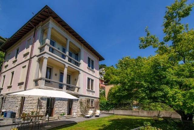 Villa per 12 persone, con panorama e giardino nonché vista lago, con animali domestici a Como