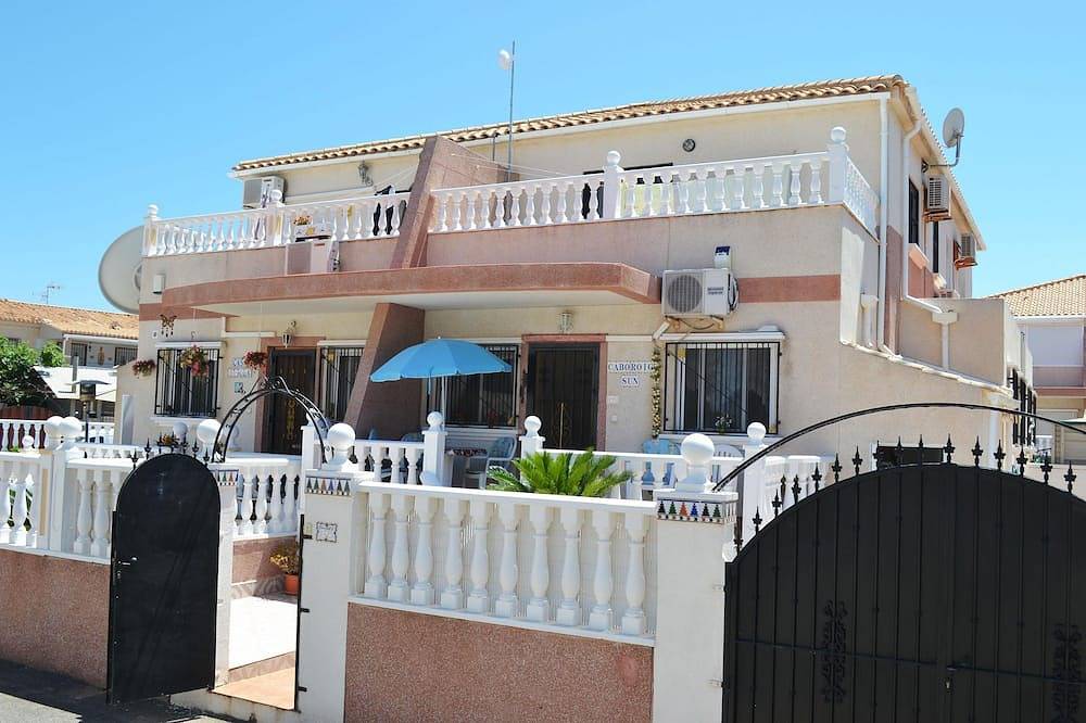 Vakantiehuis met 3 Slaapkamers Gratis Wifi Gemeenschappelijk Zwembad Op Loopafstand van Strand en Strand in Orihuela, Costa Blanca