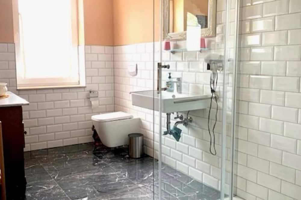 Ganze Wohnung, Ferienwohnung Tina - Appartement/Fewo, Dusche, Wc, 3 Schlafräume in Dahn, Pfalz