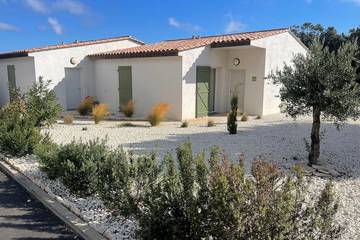 Gîte pour 10 personnes, avec terrasse ainsi que jardin et piscine dans Citadelle De Bonifacio