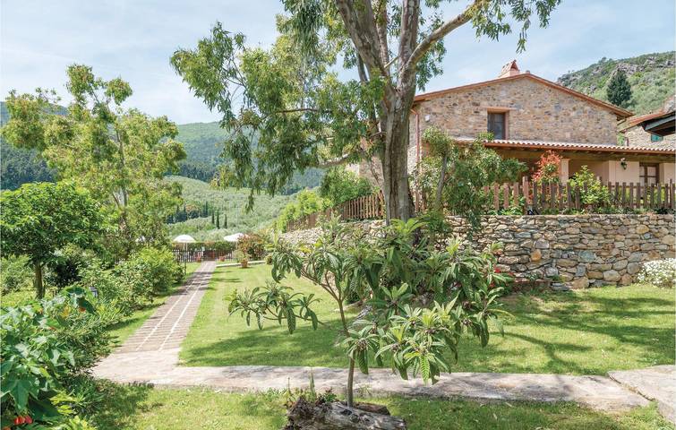 Appartamento intero, Buti Retreat: Piscina, parcheggio e WiFi (90mq) in Buti, Pisa e dintorni