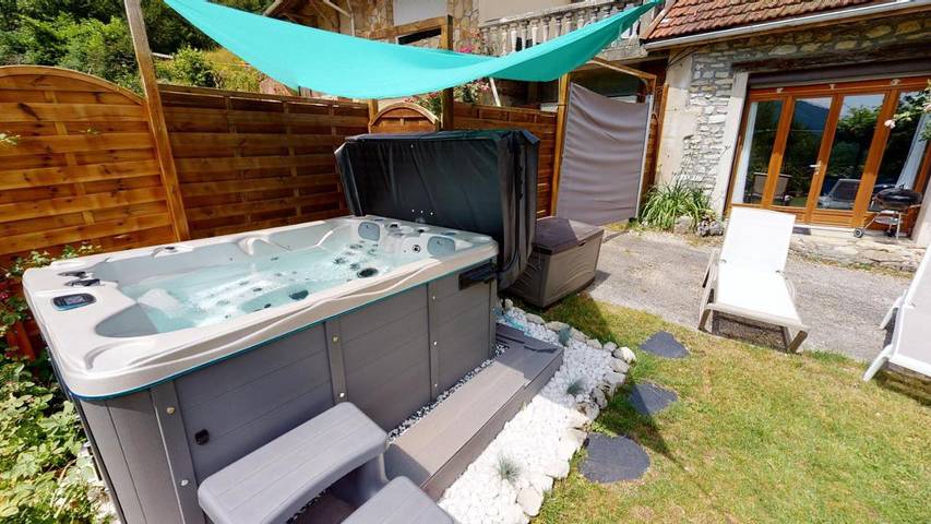 Location de vacances pour 2 personnes, avec jacuzzi et jardin, adapté aux familles dans Ordonnaz - 2