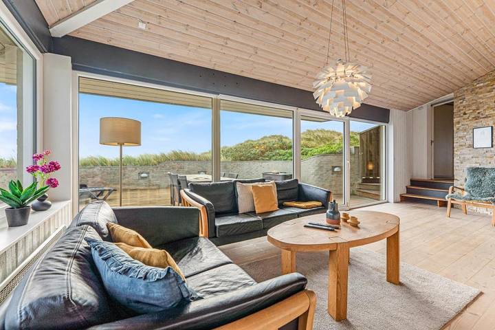 Charmantes Ferienhaus mit traumhaftem Ausblick und WLAN in Årgab, Holmsland Klit