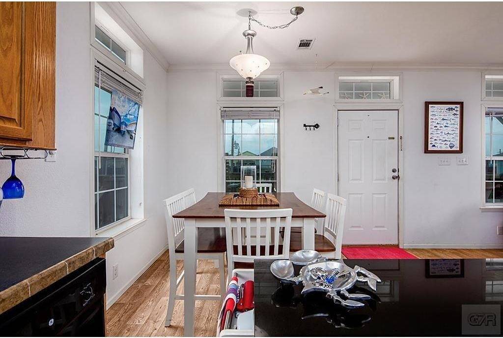 Home with beach view from front porch, only two minute walk to beach. Very Nice! in Crystal Beach, Galveston County