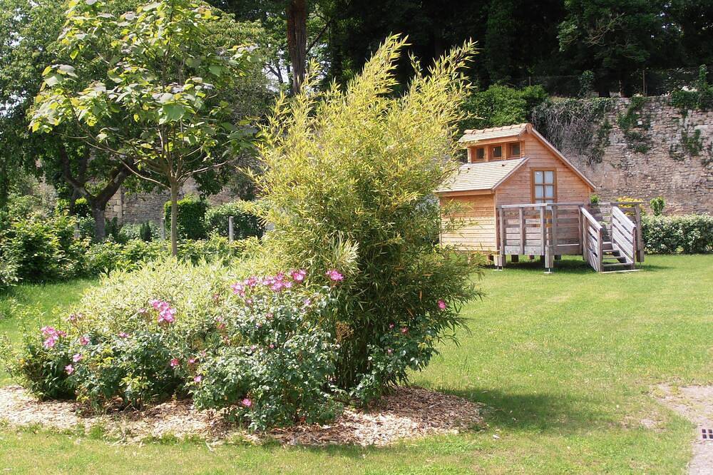 Cottage \"Morvan\" in park on the banks of the Loire in a small tourist town. in Decize, Nièvre